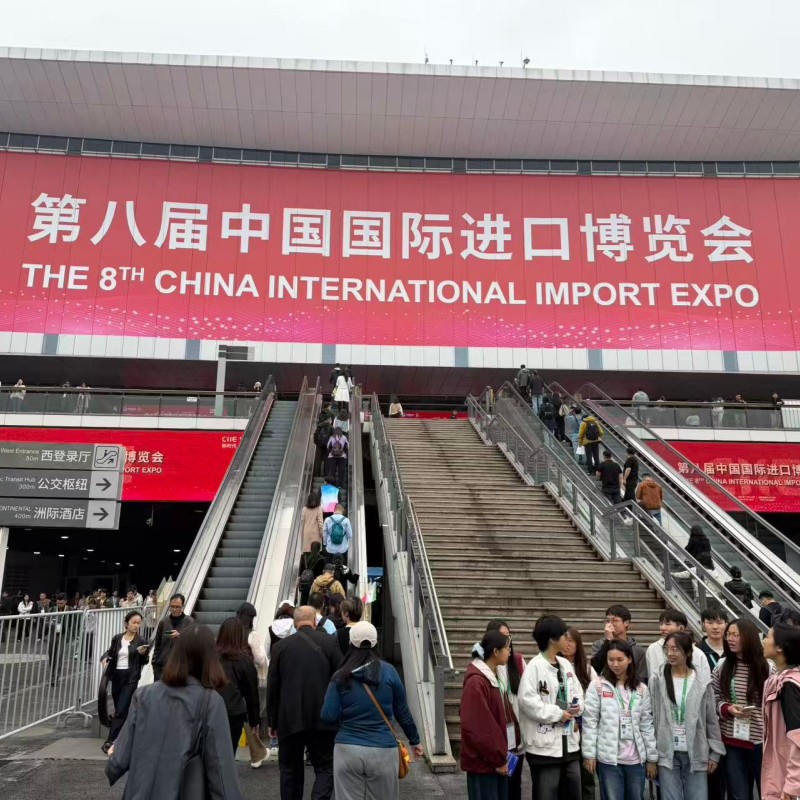 Presentamos nuestra experiencia en impresión de etiquetas en la 8.ª Exposición Internacional de Importaciones de China.